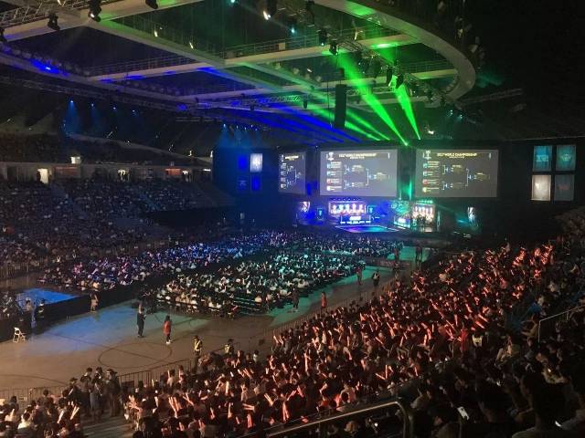 她的孩子更 她的孩子更